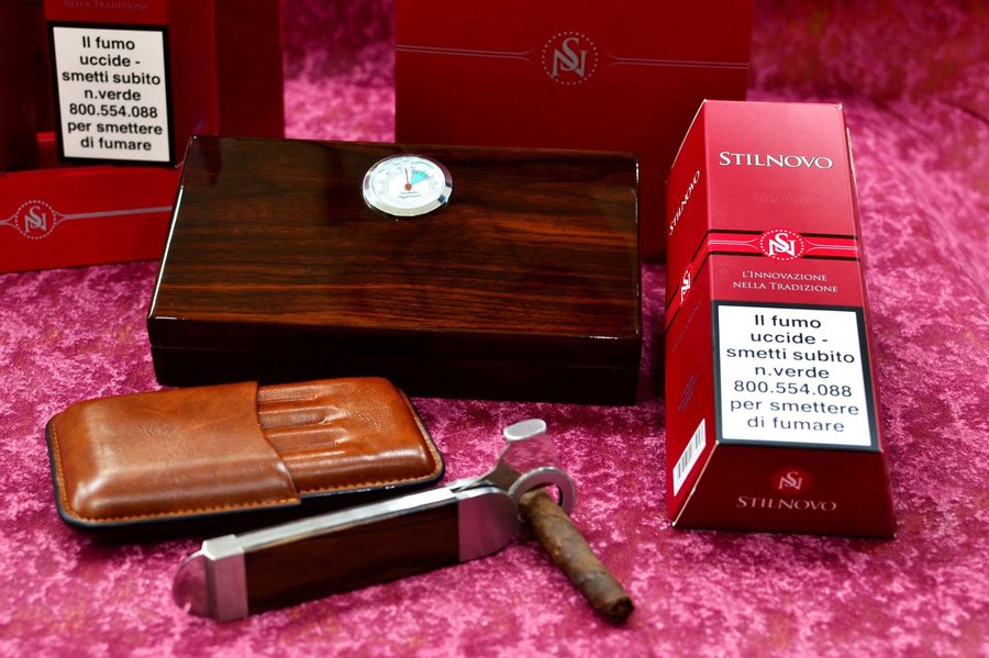 Humidor, astucci porta-sigari e accessori per fumatori in vendita in negozio