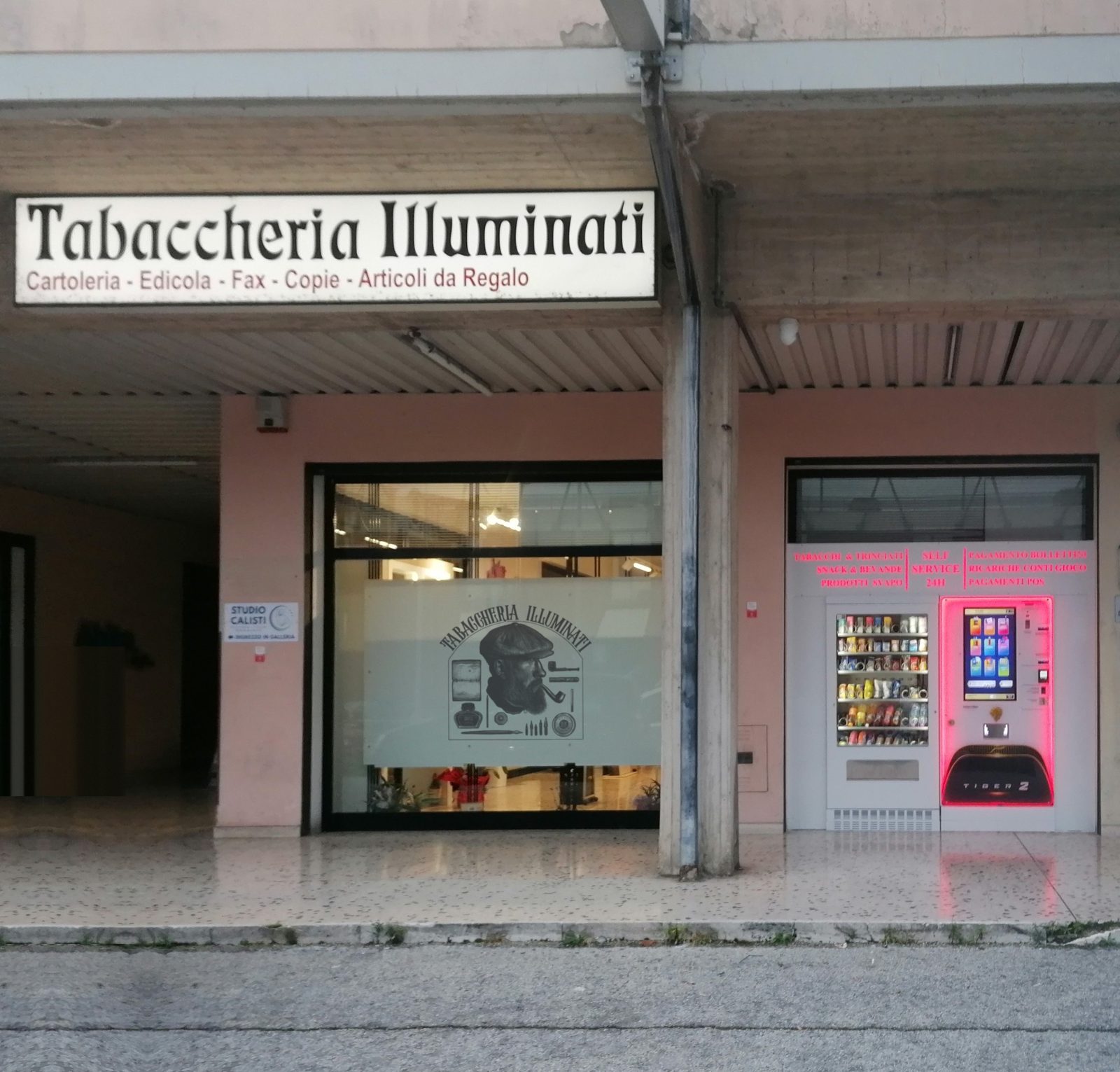Facciata della Tabaccheria Illuminati con il nuovo distributore