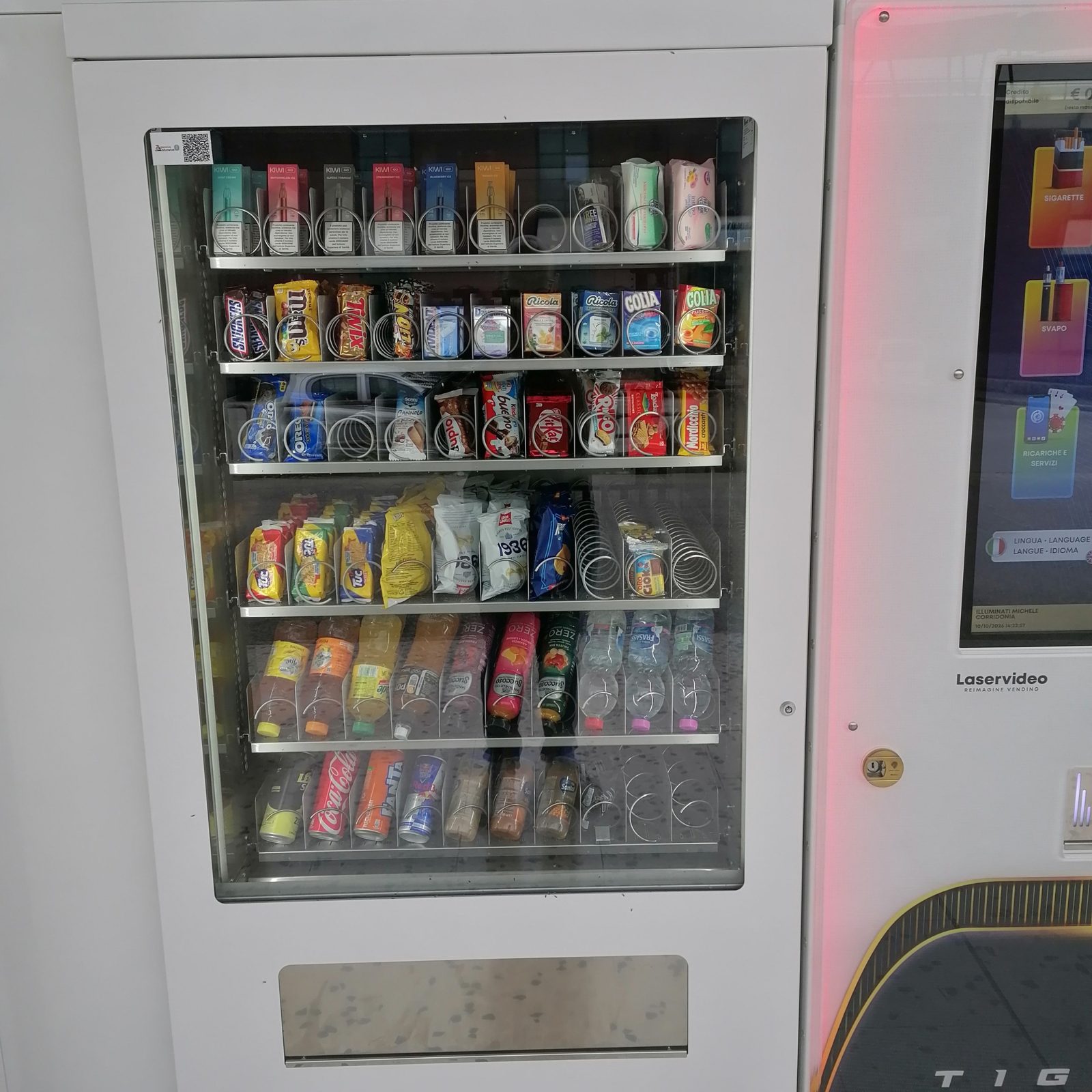 Colonna frigo con snack e bevande