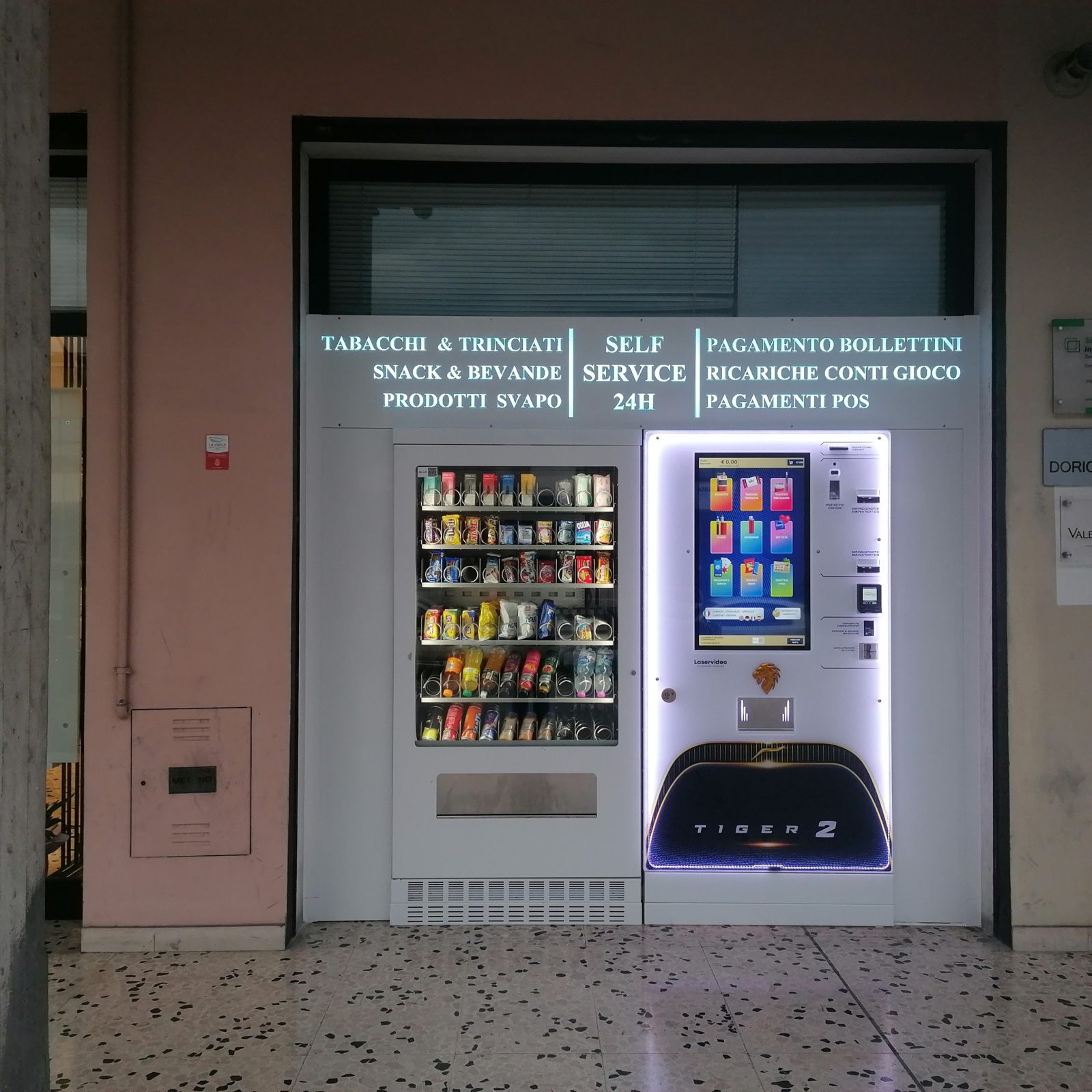 Distributore Laservideo Tiger 2 e colonna frigo davanti alla Tabaccheria Illuminati